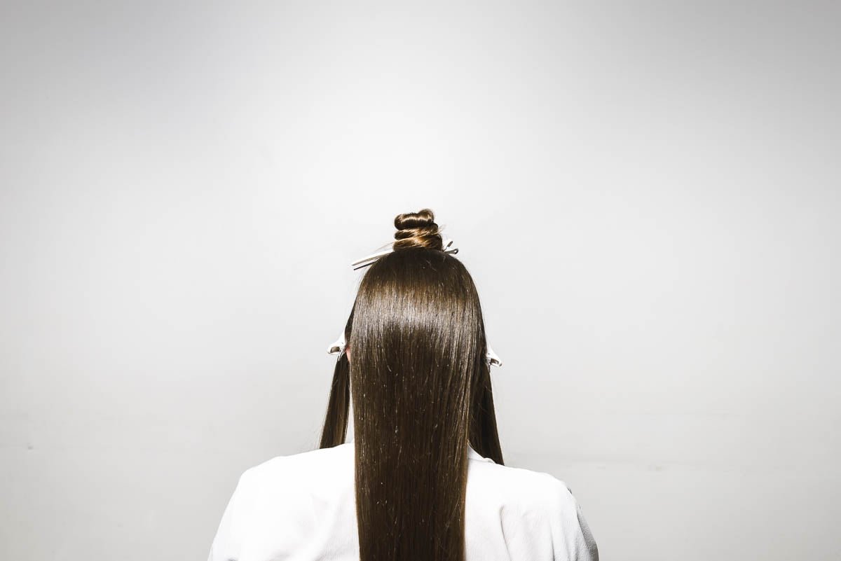 Hästsvans med omknuten hårslinga Tutorial 2 Kerastase